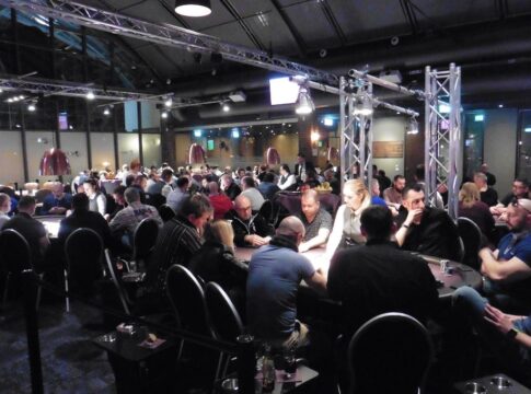 Ausverkauftes Haus an Tag 1a beim Monstertour Turnier im Casino Schenefeld