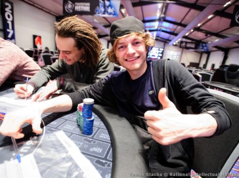 Daniel Harwood dominiert Tag 1a des PokerStars Super Stack Event im King’s!