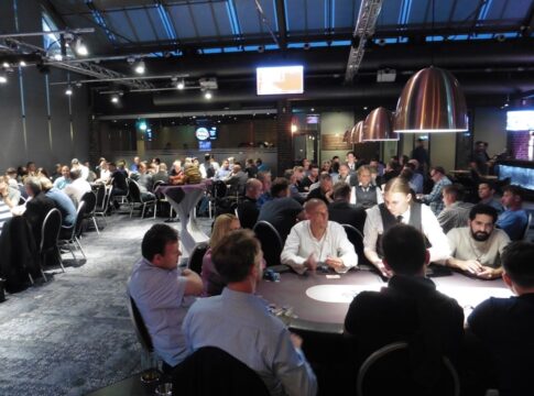 Ausverkaufter Tag 1a der Monster Pokertour in Schenefeld – Michael O. holt den Chiplead!