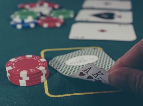 Baccarat vs Poker – Duell der Strategie-Klassiker