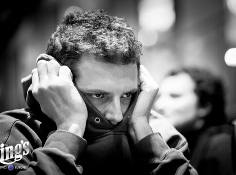Roman Novák holt Tag 1C beim King´s Cup, Svyshchov bleibt Chipleader!
