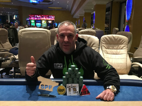 Juan Carlos Jiminez hält die spanische Flagge hoch beim SPF Turbo Deepstack