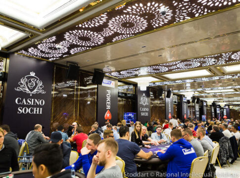 David Stadler aus der Schweiz geht als bester DACH-Spieler in Tag 2 der EPT Sochi!