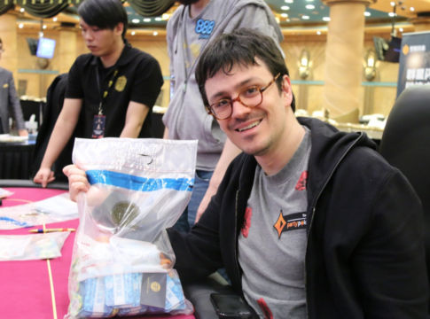 Super High Roller Bowl China – Ike Haxton mit der Führung nach Tag 1