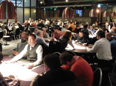 Im Finale der Monster Poker Tour im Casino Schenefeld geht es um über €70.000 – „Mr. X“ ist der Chipleader!