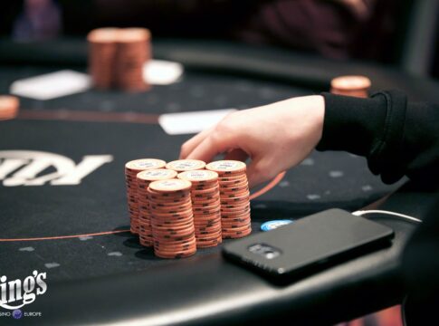 Milan Kučera holt den Chiplead zum Start des Monsterstack Madness Special Main Event im King’s!
