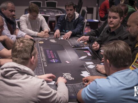 Nur 53 Entries zum Start des €100k GTD Poker Fever Cup im King’s – Nurettin Bilici ist der Chipleader von Tag 1a!