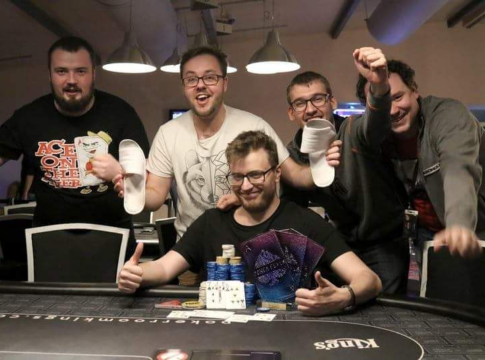 Bartlomiej Staszczak gewinnt den Poker Fever Omaha Cup
