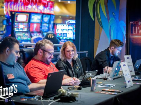 Schon 680 Entries nach Tag 1b des partypoker Grand Prix Germany im King’s – Metin Kaya holt den Chiplead an Tag 1b!