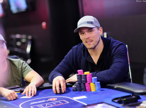 WPT Montreal – Alex Foxen holt Tag 1C