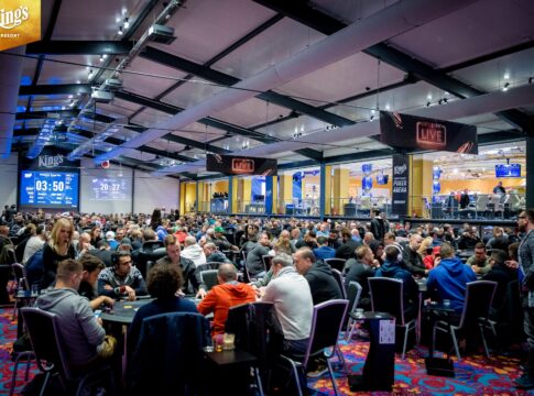 Bereits 3.064 Entries beim partypoker Live Grand Prix Germany im King’s – Alex Andros geht als Chipleader in Tag 2!