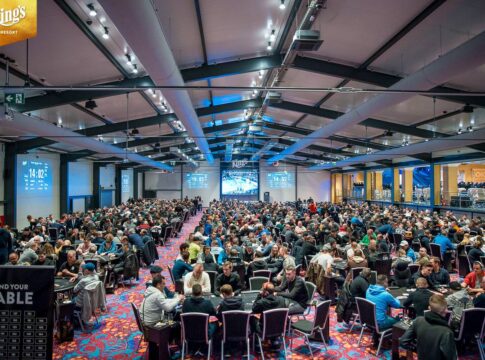 Wieder volles Haus beim den King’s Dutch Classics – Van Poppel holt den Chiplead am Tag 1b – Schon 1.060 Entries!