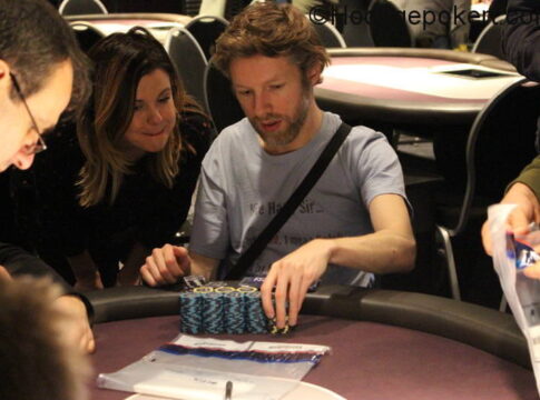 Andy Hills geht mit massiven Chiplead ins Finale der HGP Masters Main Event – €33.690 warten auf den Champion!