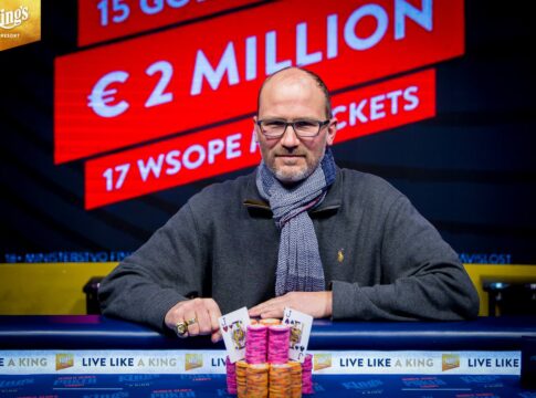 Mathis Wosegien aus Deutschland krallt sich den WSOPC Ring beim NLH/OMAHA Mixed