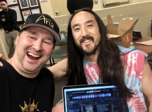 Phil Hellmuth lässt mit DJ Steve Aoki die Puppen tanzen