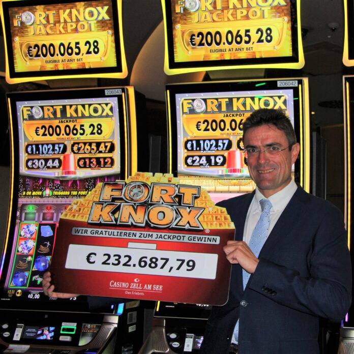 Hannes Huter mit dem Gewinnerscheck