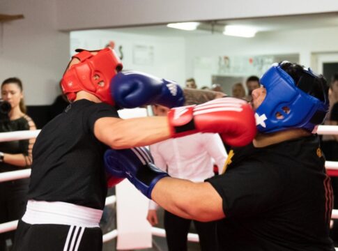 Hier fliegen die Fäuste: Daniel Rezaei im Infight mit Hannes Speiser