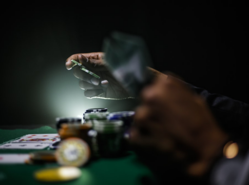 Casino Poker: Lieber gegen andere Mitspieler oder gegen die Bank antreten?