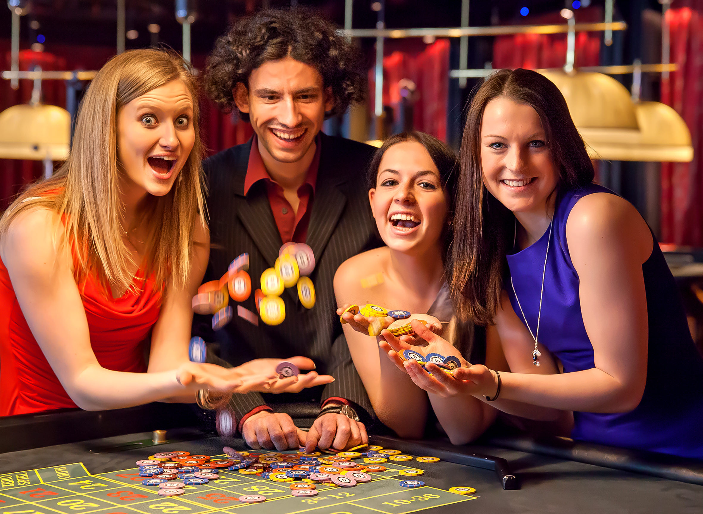 Развлечения дам. Девушки в казино. Чувство азарта. Ведущие интернет казино. Развлечения азарт.