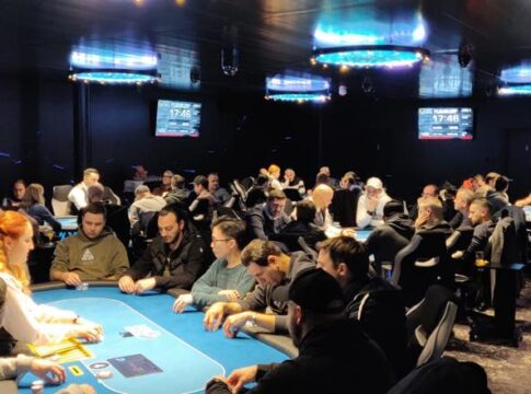 Tobias Satter holt den Chiplead zum Auftakt des Liechtenstein Poker Cup!