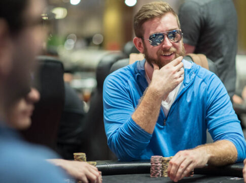 Connor Drinan schnappt sich das Omaha-Hi/lo-Bracelet