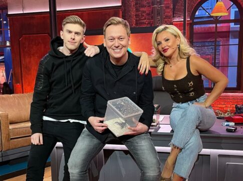 So schlägt sich Knossi bei seiner TV-Premiere von „Täglich frisch geröstet“!