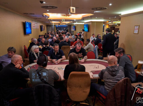 Voll besetzte Tische beim Nuts Livepoker Cup im Grand Casino Aš