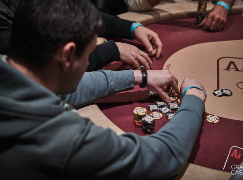„Sammy“ ist Chipleader an starkem Tag 1b des Fifty Grand