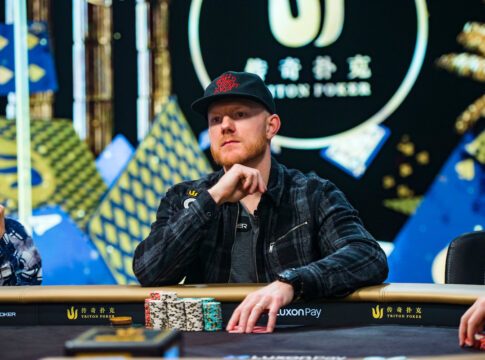 Jason Koon geht als Chipleader ins Finale des $75.000 Triton Short Deck Events!