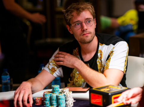 Linus Loeliger geht als klarer Chipleader ins Finale des €50.000 Triton NLH 7-Max!