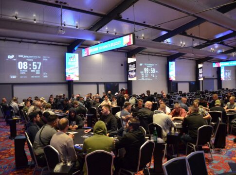 Bis jetzt 437 Entries beim GCOP Main Event im King’s – „MV1“ hält den Chiplead!