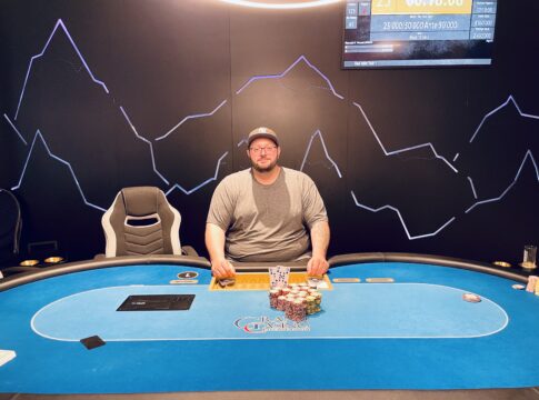 „Kapitan“ dealt sich zum Unmasked.Poker Open Champion