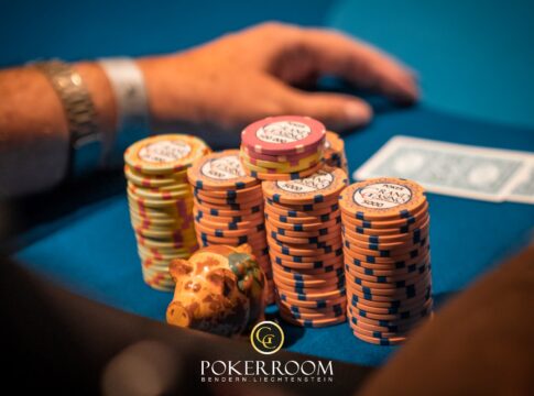 Christoph Mueller schnappt sich das Grand Stack nach Deal in Liechtenstein!