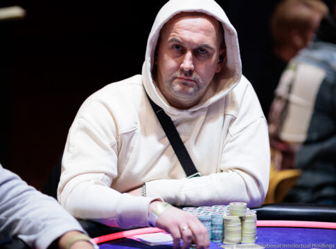 Waldemar Starostin aus Deutschland geht von Rang 2 in Tag 3 des Eureka Main Events!