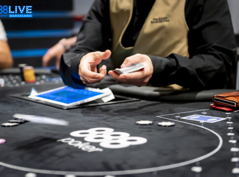 888poker – Poker Karten geben wie ein professioneller Poker Dealer!