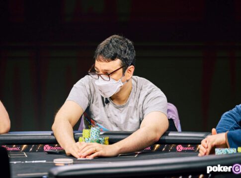 Phil Hellmuth mault über Ike Haxtons Gesichtsmaske!