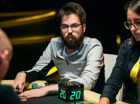 Dominik Nitsche schnappt sich die Spätausgabe des Bounty Builder HR!