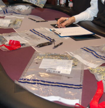 Chip-Tüten werden gepackt - Foto: Schwarz