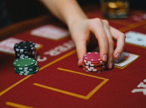 Die berühmten und weniger bekannten Pokervarianten zum Spielen in Casinos: Alle 13 Variationen, die man kennen muss