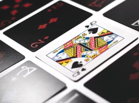 Geht es beim Online-Blackjack nur um Glück oder kann Strategie einen Unterschied machen?