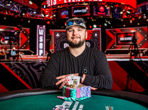 WSOP Event #28: Evan Benton hält 2.316 Gegner beim 1,5k NLH in Schach!