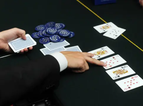 Wenig Lohn, hohe Strafe? Dealer klaut Chips beim Cashgame!