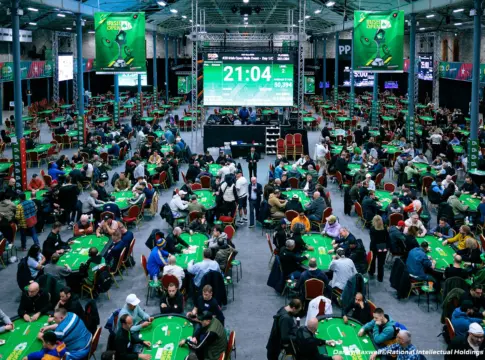 Irish Open Main Event Tag 1C – €2,5M Garantie bereits nach 3 von 5 Starttagen geknackt / Rezaei, Huber, Alt & Co erreichen Tag 2!