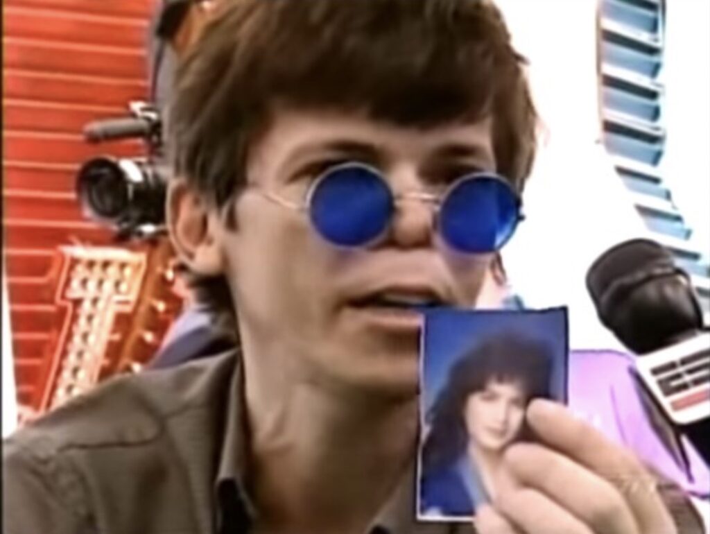 Stu Ungar hält nach seinem 3. WSOP Main Event Gewinn das Foto seiner Tochter Stefanie in die Kamera