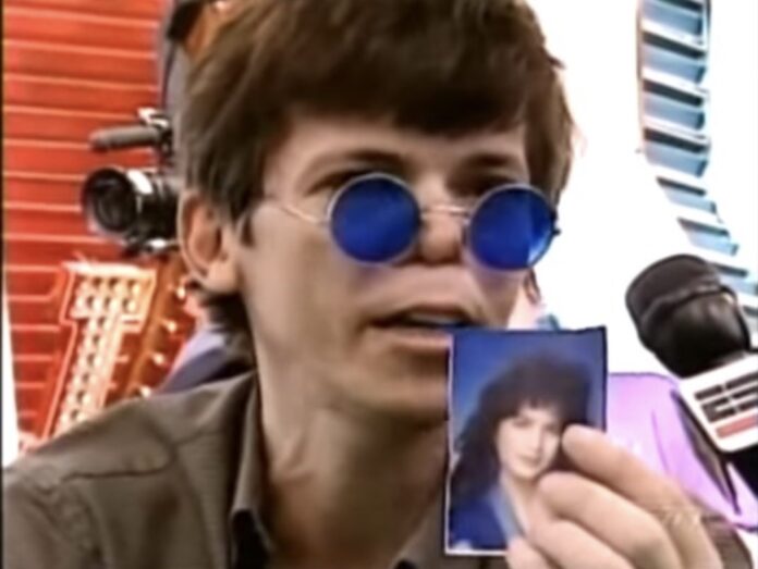 Stu Ungar hält nach seinem 3. WSOP Main Event Gewinn das Foto seiner Tochter Stefanie in die Kamera