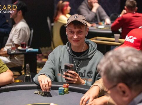 Andrej Desset führt die letzten 16 in die Entscheidung im Royal Main Event im CC Samorin!