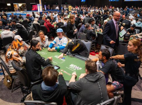 WSOP 2025: Dealer richtet mit verwechselten Stacks Chaos an!
