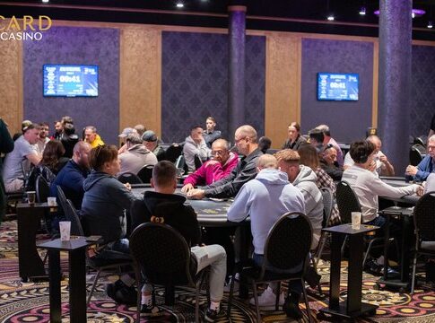 Laszlo Janoszki Chipleader bei 16 left im Royal Main Event – €40.000 + WSOPC-Ticket up top!