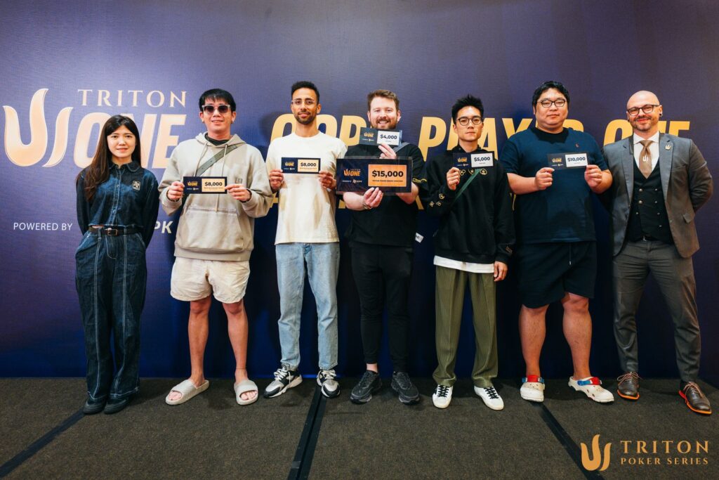 Player One Siegerehrung: (v.l.n.r.) Bella Han (QQPK), Jun Hao Wu, Joshua Gebissa, Josh McCully, Chengxu Hu, Chenxiang Miao, Luca Vivaldi (Triton Poker Series TD)