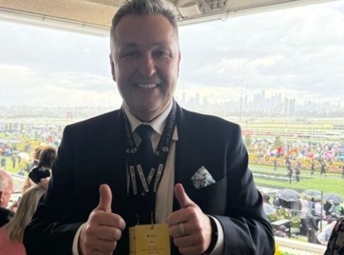 On your b… horse! Tony Gs „Half Yours“ gewinnt den 165. Melbourne Cup und A$4,5 Millionen!